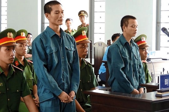 Hai thanh niên đốt xe cảnh sát lĩnh án