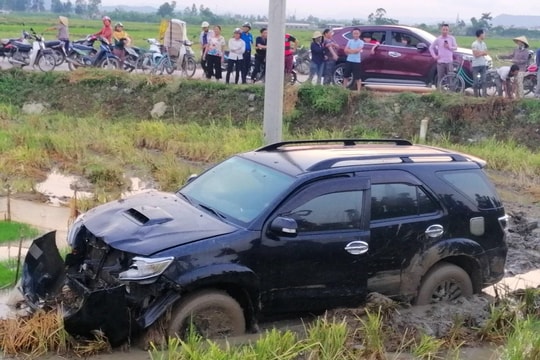 Ô tô va chạm xe máy, 2 người bị thương