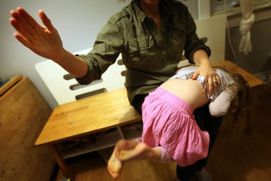 Bé gái 8 tuổi bị người cha bạo hành đến bầm dập