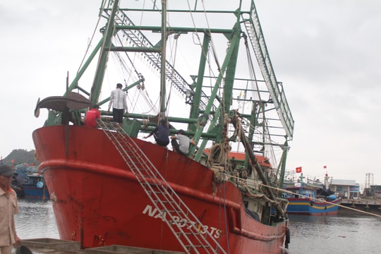 Nghệ An lắp đặt 200 máy giám sát hành trình trên tàu cá