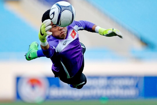 Cựu thủ môn Dương Hồng Sơn: 'Nguyên Mạnh cần nỗ lực nhiều hơn nữa'