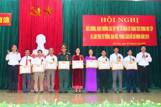 Anh Sơn biểu dương 43 điển hình học tập và làm theo tư tưởng, đạo đức, phong cách Hồ Chí Minh