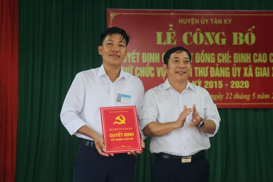 Tân Kỳ: Trao quyết định chuẩn y Phó Bí thư Đảng ủy xã 