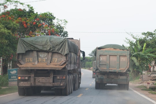 Nghệ An: Mất an toàn giao thông từ xe chở vật liệu rơi vãi 