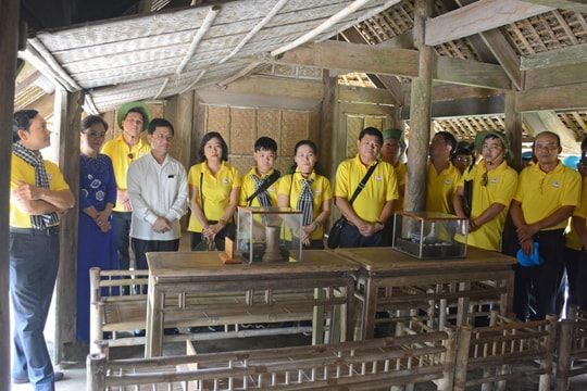 Đoàn cán bộ ngành tổ chức xây dựng Đảng TP. Hồ Chí Minh dâng hoa tại Khu di tích Kim Liên