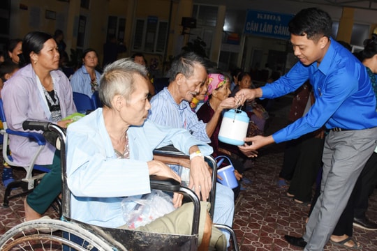 Hoạt động giúp đỡ người nghèo ở các địa phương