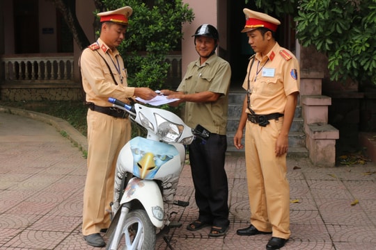 Nhận lại xe máy sau 1 tháng bị mất trộm khi đi làm ruộng