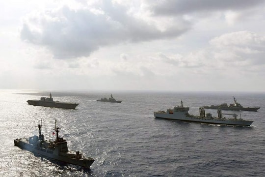 Mỹ - Nhật - Hàn lần đầu tập trận chung, bắn đạn thật