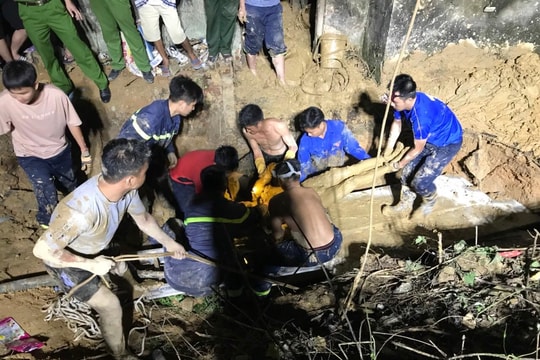 Gần 8 giờ tìm kiếm thi thể nạn nhân bị sập giếng ở Nghệ An