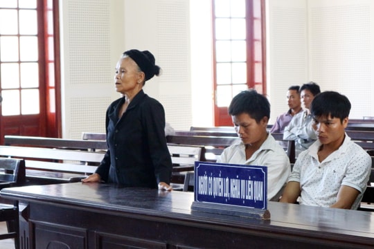 Phút lắng đọng sau phiên tòa cha đoạt mạng sống con trai