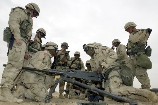 Mỹ điều thêm binh sĩ đến Trung Đông; Pháp truy tìm nghi phạm vụ nổ bom ở Lyon