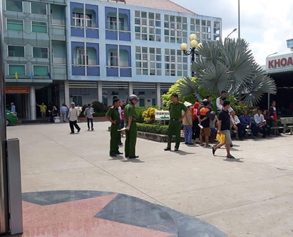 Thấy vợ đi với người đàn ông khác vào bệnh viện, chồng lao vào đâm chém