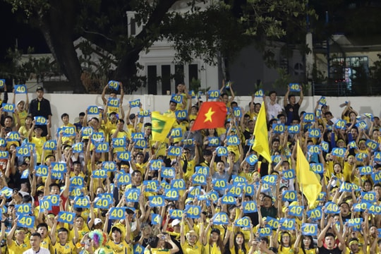 Cổ động viên xứ Nghệ phủ vàng sân Thống Nhất 'tiếp lửa' cho SLNA