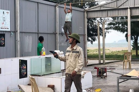 Thêm 7 ki ốt tháo dỡ, hoàn trả mặt bằng tại khu vực bãi tắm Cửa Hội