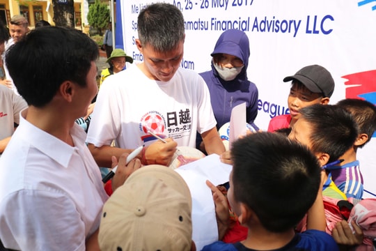 Cựu tuyển thủ Lê Công Vinh giao lưu bóng đá tại Thanh Chương