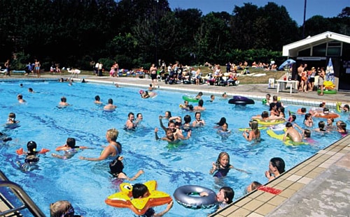 Bể bơi công cộng chứa 60 lít nước tiểu