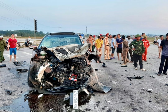 Va chạm với xe đầu kéo, xe con nát tươm phần đầu