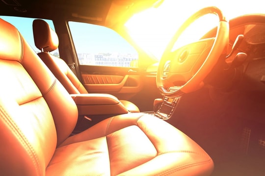 Đỗ xe giữa trời nắng nóng, ô tô thiệt hại kinh khủng thế nào?