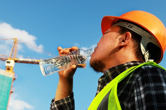 Uống nước đúng cách ngày hè