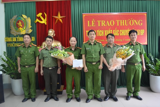 Trao thưởng gần 50 triệu đồng cho chuyên án bắt hơn nửa tấn pháo nổ