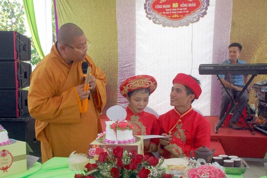 Xúc động lễ cưới tại chùa của cặp đôi khuyết tật ở Nghệ An