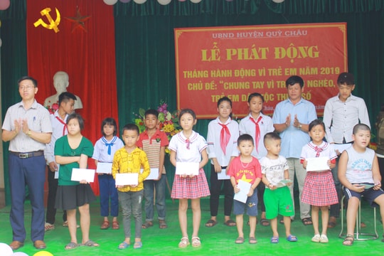 Hoạt động giúp đỡ học sinh nghèo nhân Tháng hành động Vì trẻ em