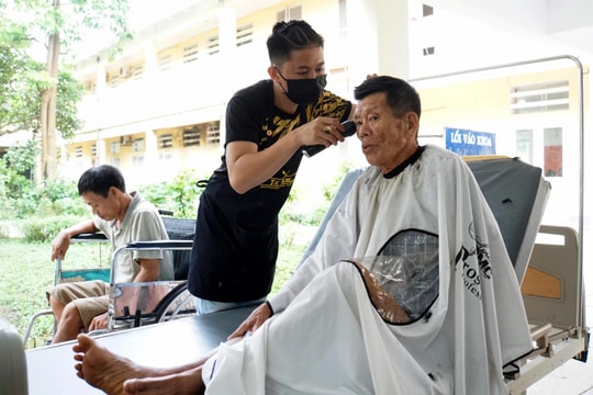 Bệnh nhân được cắt tóc, gội đầu miễn phí tại Bệnh viện Chấn thương chỉnh hình Nghệ An