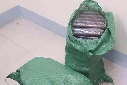 Bắt 2 đối tượng vận chuyển 1.000 thỏi thuốc nổ từ Thanh Hóa vào Nghệ An tiêu thụ