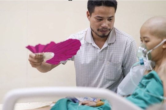 Người mẹ ung thư đã mê man, chỉ mong được gặp con một lần