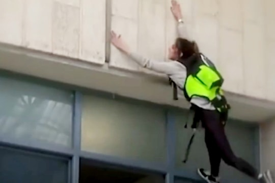 Ba lô thoát hiểm từ nhà cao tầng