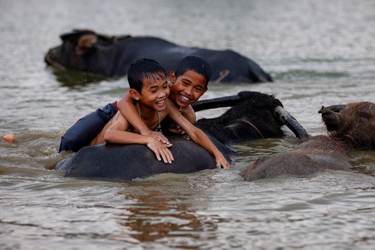 Niềm hạnh phúc đơn sơ trong ánh mắt trẻ thơ