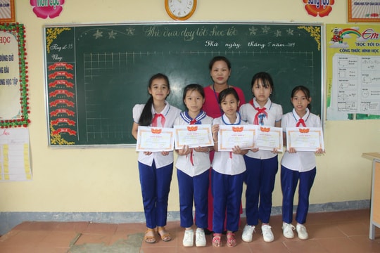 5 học sinh tiểu học nhặt được 2 triệu đồng, nhờ cô giáo tìm người trả lại