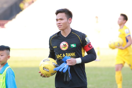 Thủ môn Nguyên Mạnh và những pha cứu thua thuyết phục HLV Park Hang-seo