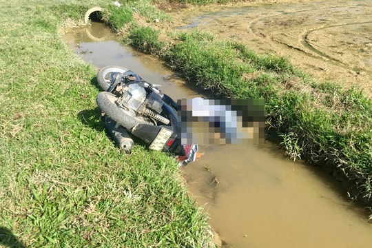 Phát hiện thi thể nam thanh niên dưới mương nước