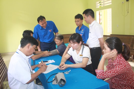 Thăm, tặng quà, khám bệnh miễn phí cho công nhân lao động