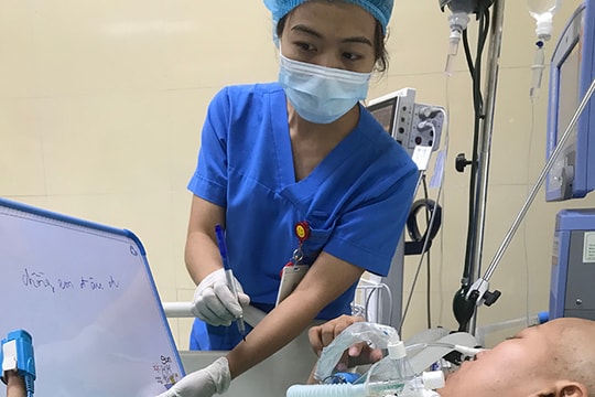 Sản phụ ung thư tỉnh lại, giao tiếp bằng viết chữ