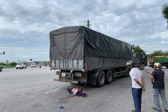 Hai mẹ con bị xe tải cán tử vong trên QL 1A đoạn qua Nghệ An