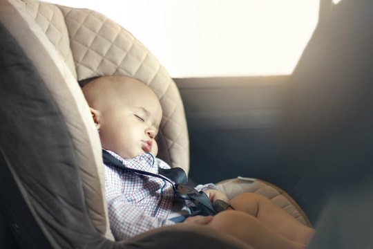 Các bậc phụ huynh cho trẻ đi ô tô nên nhớ điều này