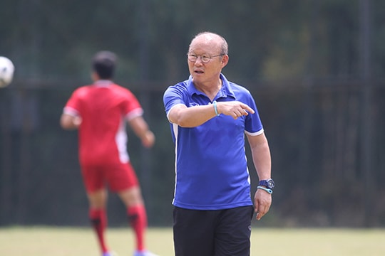 Cựu tiền đạo ĐTVN tâm sự về việc bị thầy Park 'ngó lơ'; tay vợt gốc Việt vào vòng 3 Roland Garros