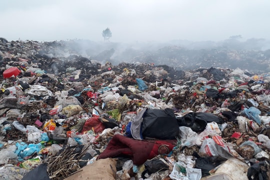 Quỳnh Lưu 'ngộp thở' vì rác thải sinh hoạt 'xả' bừa bãi