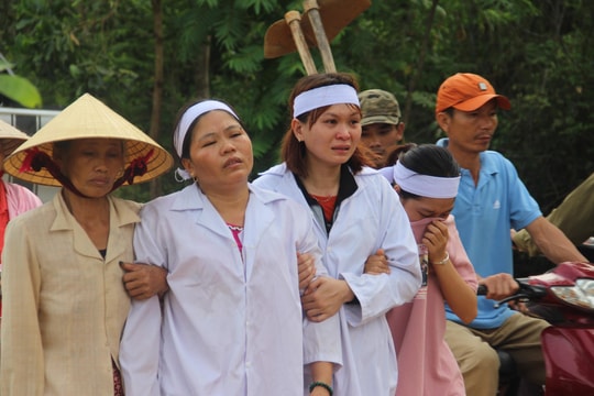 Vụ 5 học sinh đuối nước: Tang thương phủ kín quê nghèo