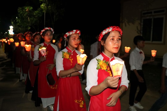 Tưng bừng Lễ dâng hoa ở các giáo xứ