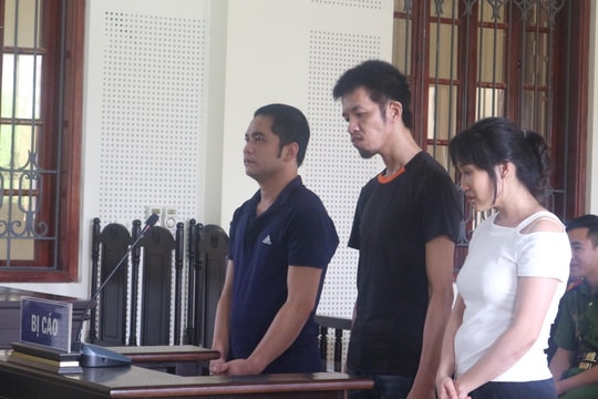 Người mẹ tật nguyền từ Ninh Bình vào Nghệ An mong gặp con trai tại tòa