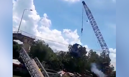 Cần cẩu gãy đôi khi trục vớt xe tải trong vụ gãy cầu