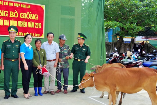 Hỗ trợ vật nuôi và tiền làm nhà cho hộ nghèo ở Con Cuông, Tân Kỳ