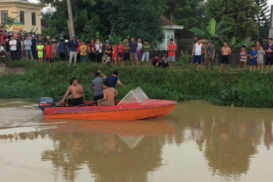 Tìm kiếm người đàn ông nghi rơi xuống sông mất tích