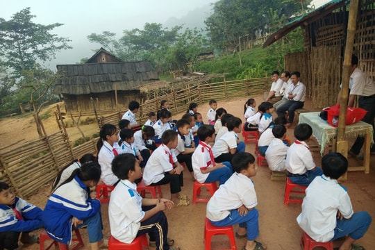 Nghệ An: Dân dựng lán làm trường vì vết nứt bí ẩn vây quanh bản