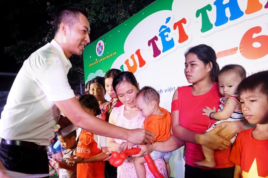 Hàng trăm bệnh nhi Nghệ An vui Tết Thiếu nhi tại bệnh viện