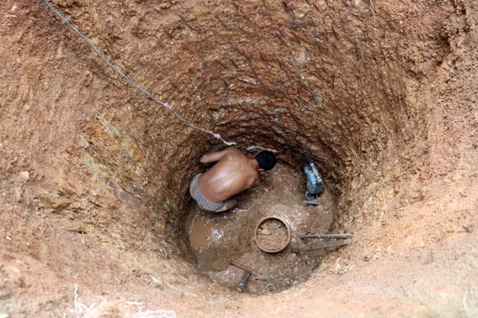 Cận cảnh khó nhọc nghề 'kiếm cơm' trong lòng đất