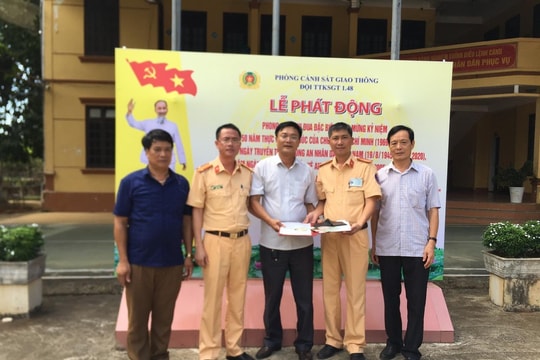 Nhặt được ví tiền, Thiếu tá Cảnh sát giao thông Nghệ An mang trả người đánh rơi